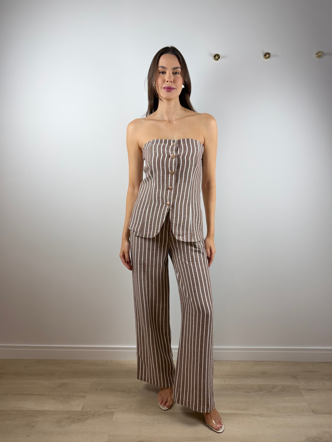 Conjunto listrado tomara que caia e calça marrom