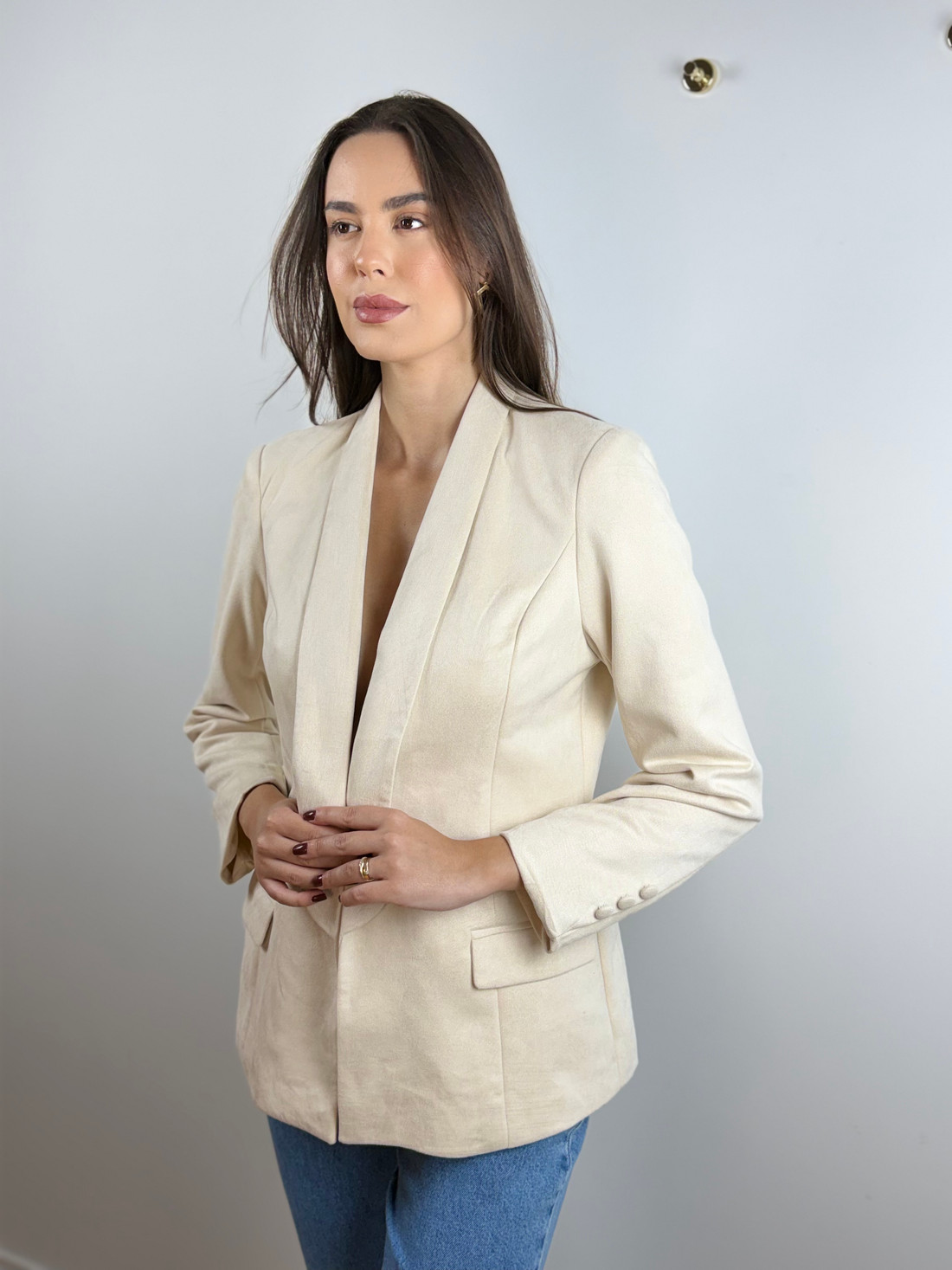 Blazer em suede lapela ampla off white Blazer em suede lapela ampla off white
