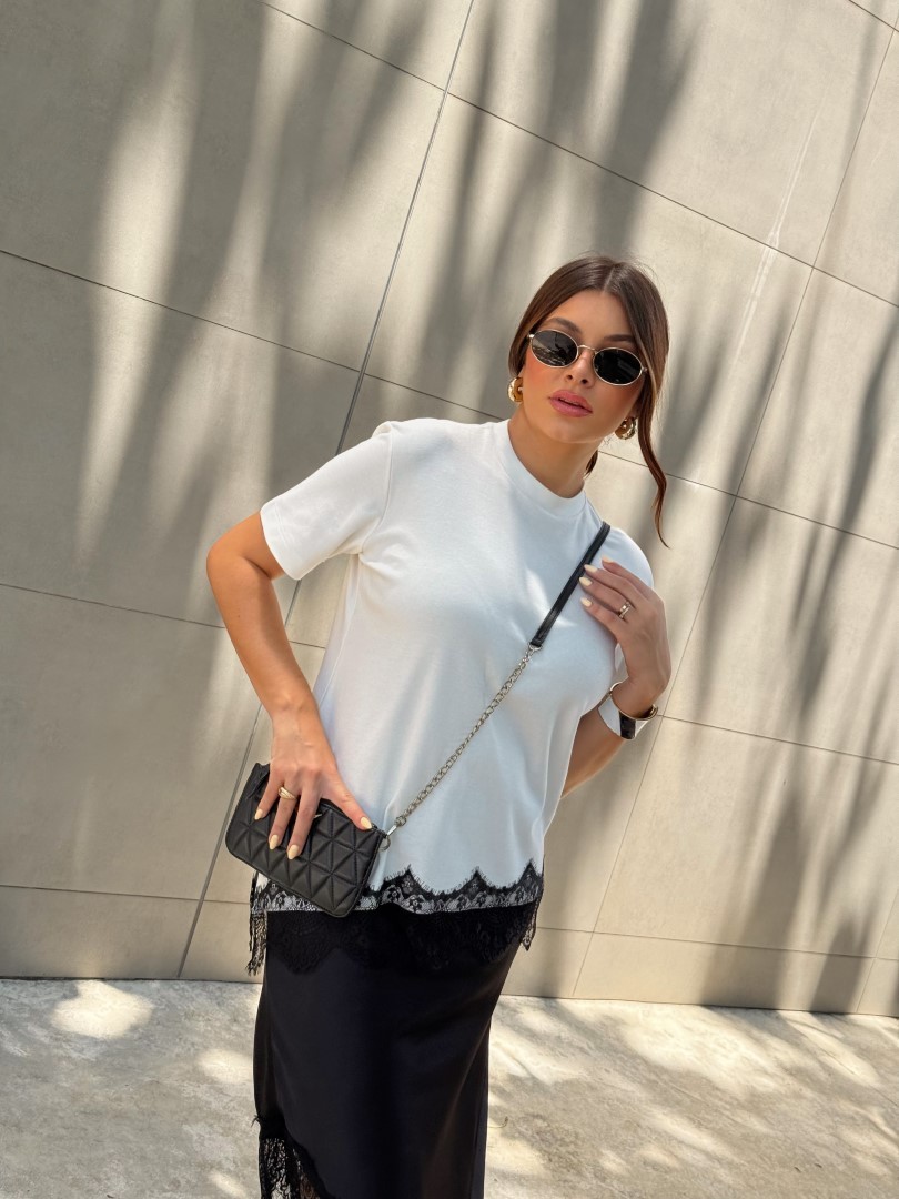 T-shirt assimétrica em malha e renda na barra off white T-shirt assimétrica em malha e renda na barra off white