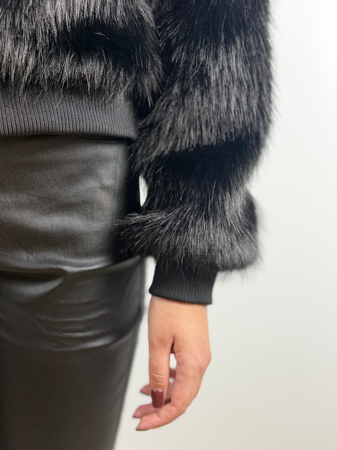 Casaco de pelo com bolsos preto Casaco de pelo com bolsos preto