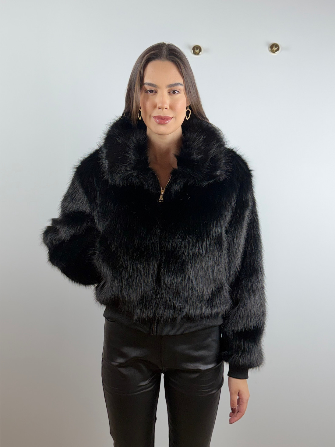 Casaco de pelo com bolsos preto Casaco de pelo com bolsos preto