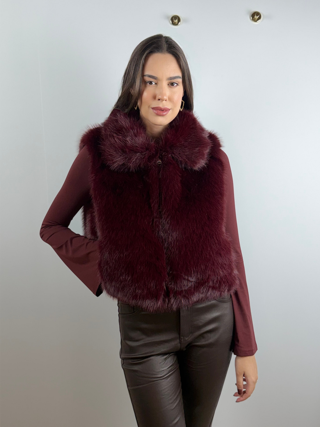 Colete de pelo com bolsos vinho Colete de pelo com bolsos vinho