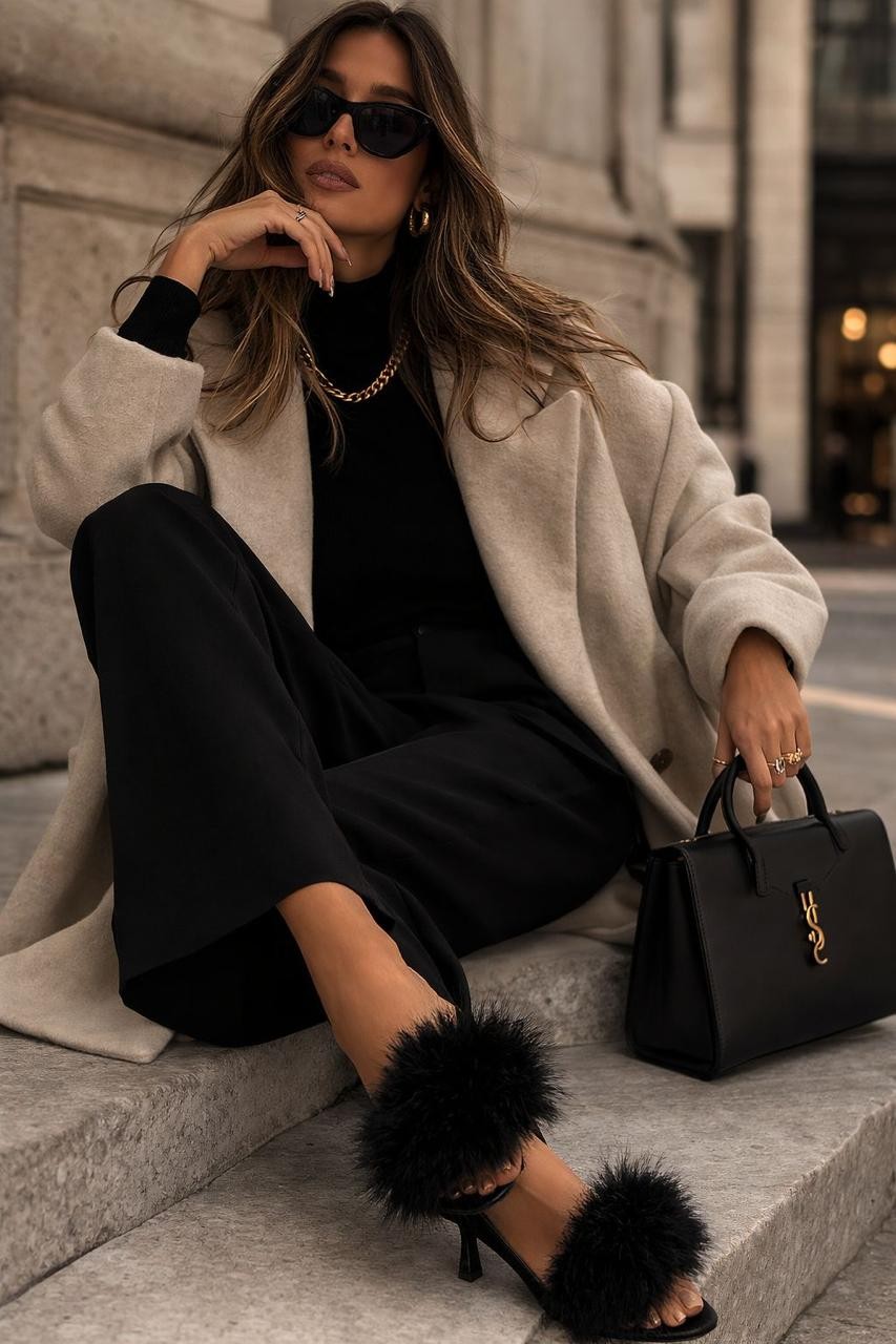 Tamanco de salto preto com pelo Tamanco de salto preto com pelo