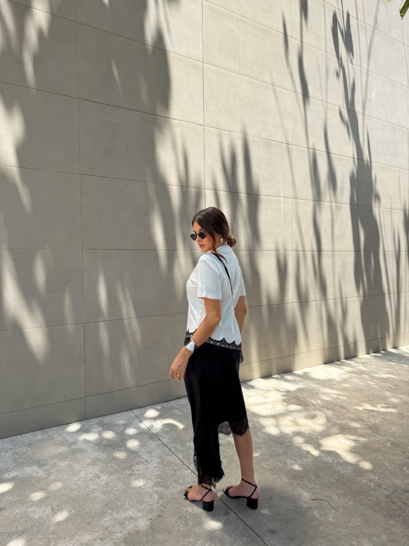 Saia preta de cetim e renda na barra Saia preta de cetim e renda na barra