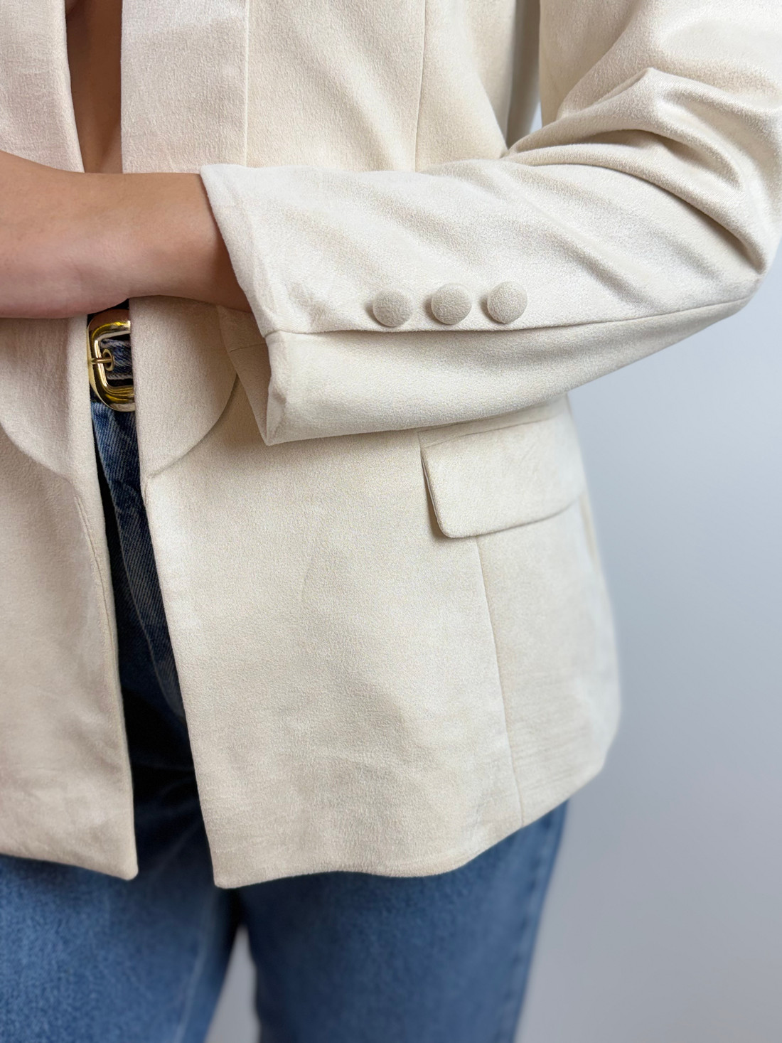 Blazer em suede lapela ampla off white Blazer em suede lapela ampla off white