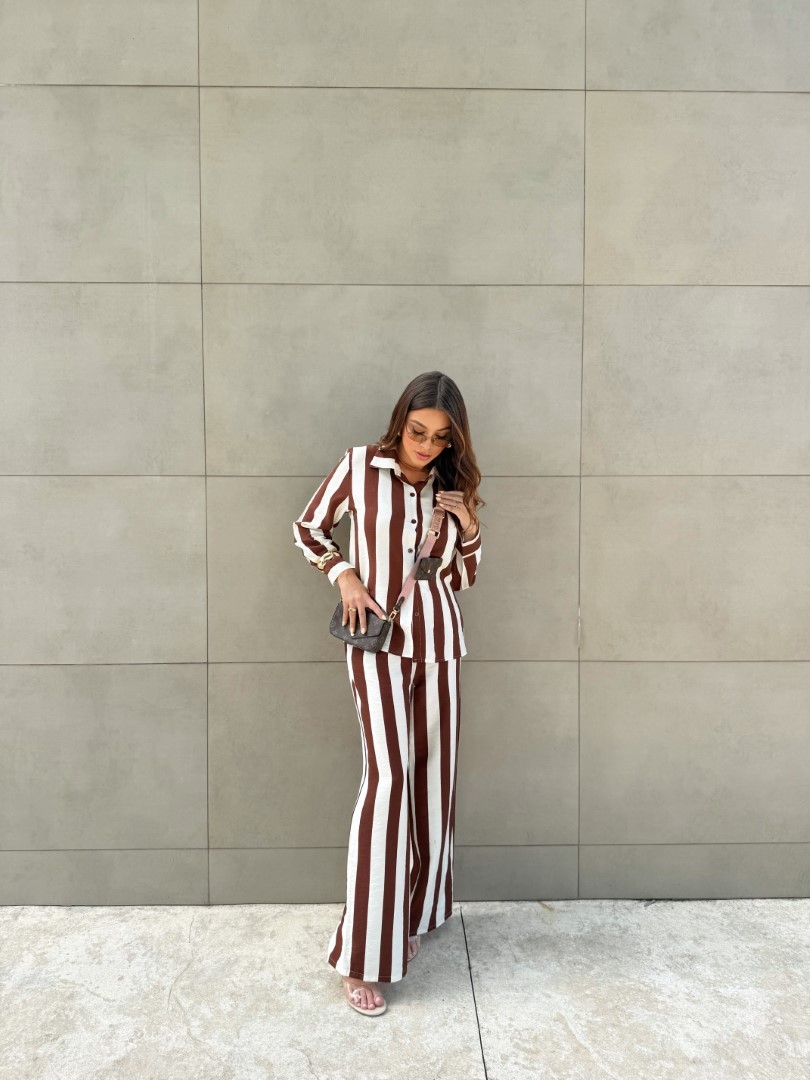 Conjunto camisa e calça listrada marrom