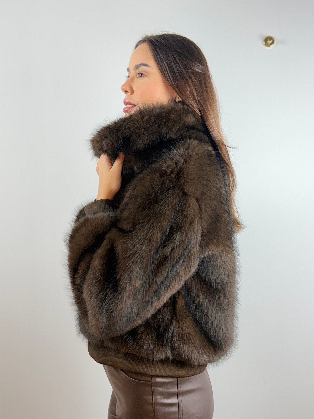 Casaco de pelo com bolsos marrom Casaco de pelo com bolsos marrom