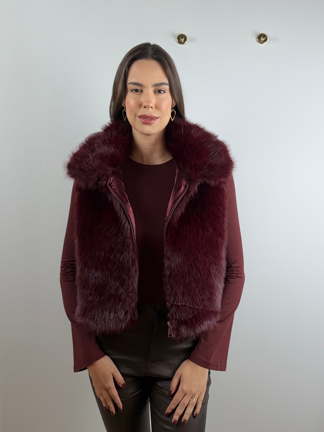 Colete de pelo com bolsos vinho Colete de pelo com bolsos vinho