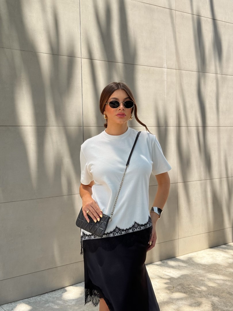 T-shirt assimétrica em malha e renda na barra off white T-shirt assimétrica em malha e renda na barra off white