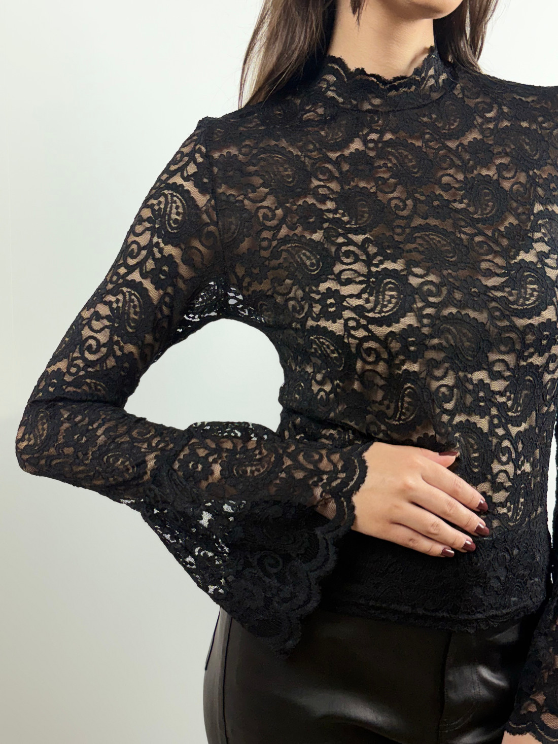 Blusa de renda manga flare preta Blusa de renda manga flare preta