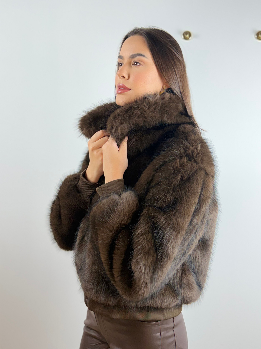 Casaco de pelo com bolsos marrom Casaco de pelo com bolsos marrom