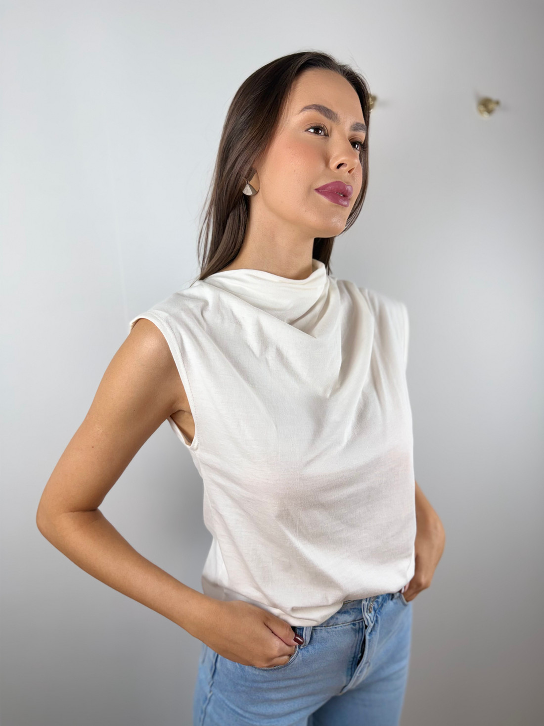 Blusa em algodão com drapeado off white Blusa em algodão com drapeado off white