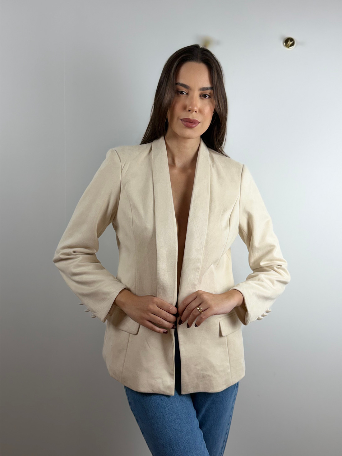 Blazer em suede lapela ampla off white Blazer em suede lapela ampla off white