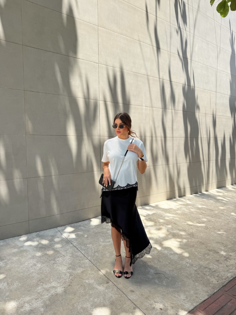 T-shirt assimétrica em malha e renda na barra off white T-shirt assimétrica em malha e renda na barra off white