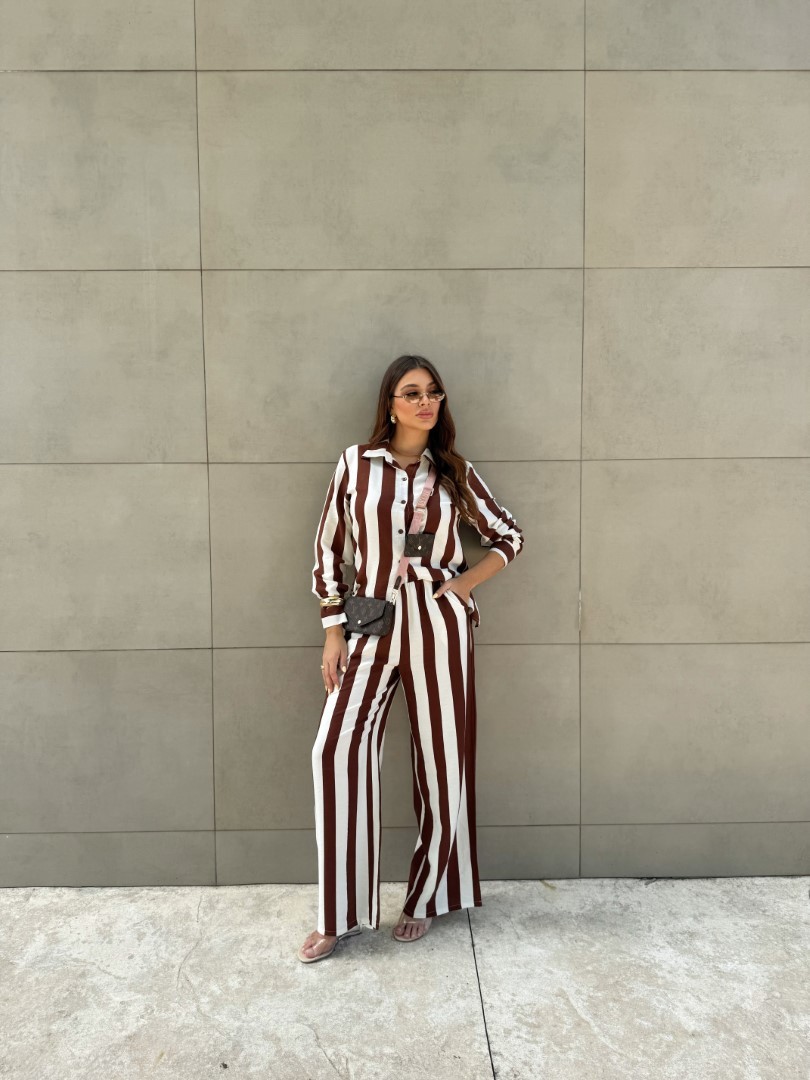 Conjunto camisa e calça listrada marrom