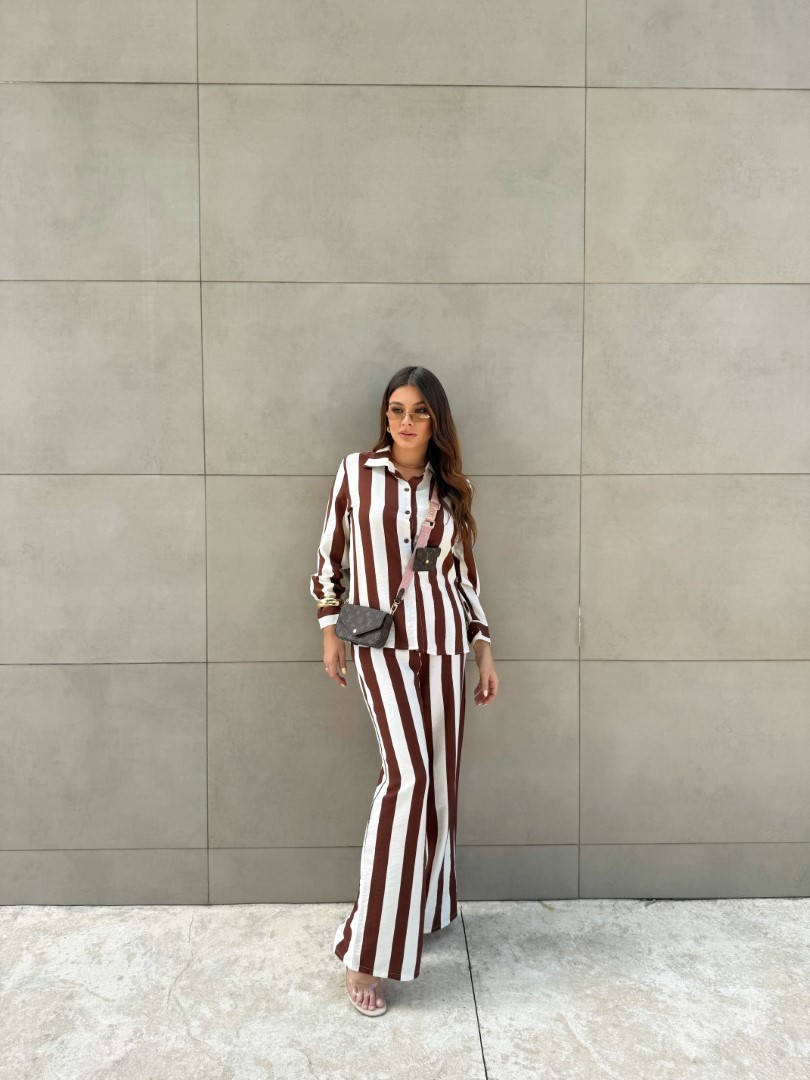 Conjunto camisa e calça listrada marrom