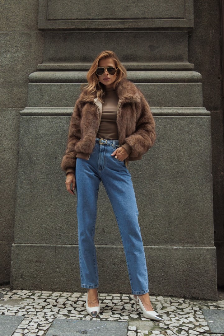 Calça jeans reta com cinto Calça jeans reta com cinto