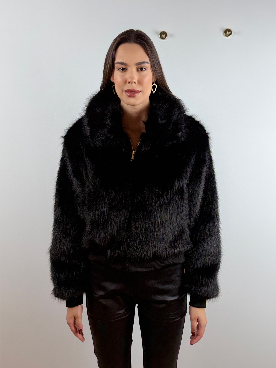 Casaco de pelo com bolsos preto Casaco de pelo com bolsos preto