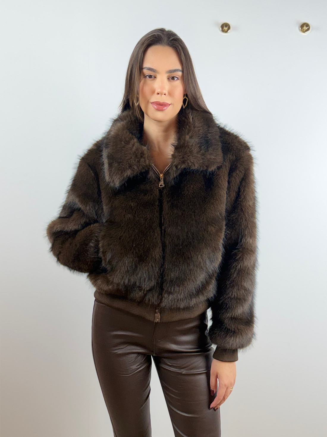 Casaco de pelo com bolsos marrom Casaco de pelo com bolsos marrom