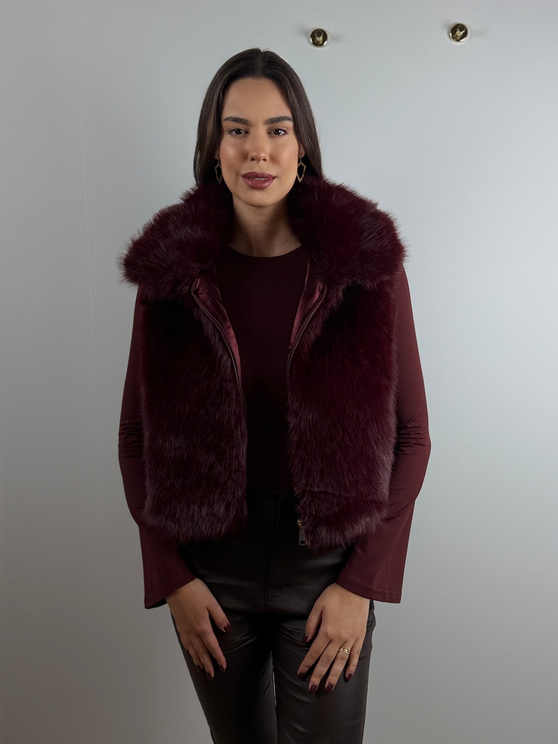 Colete de pelo com bolsos vinho Colete de pelo com bolsos vinho