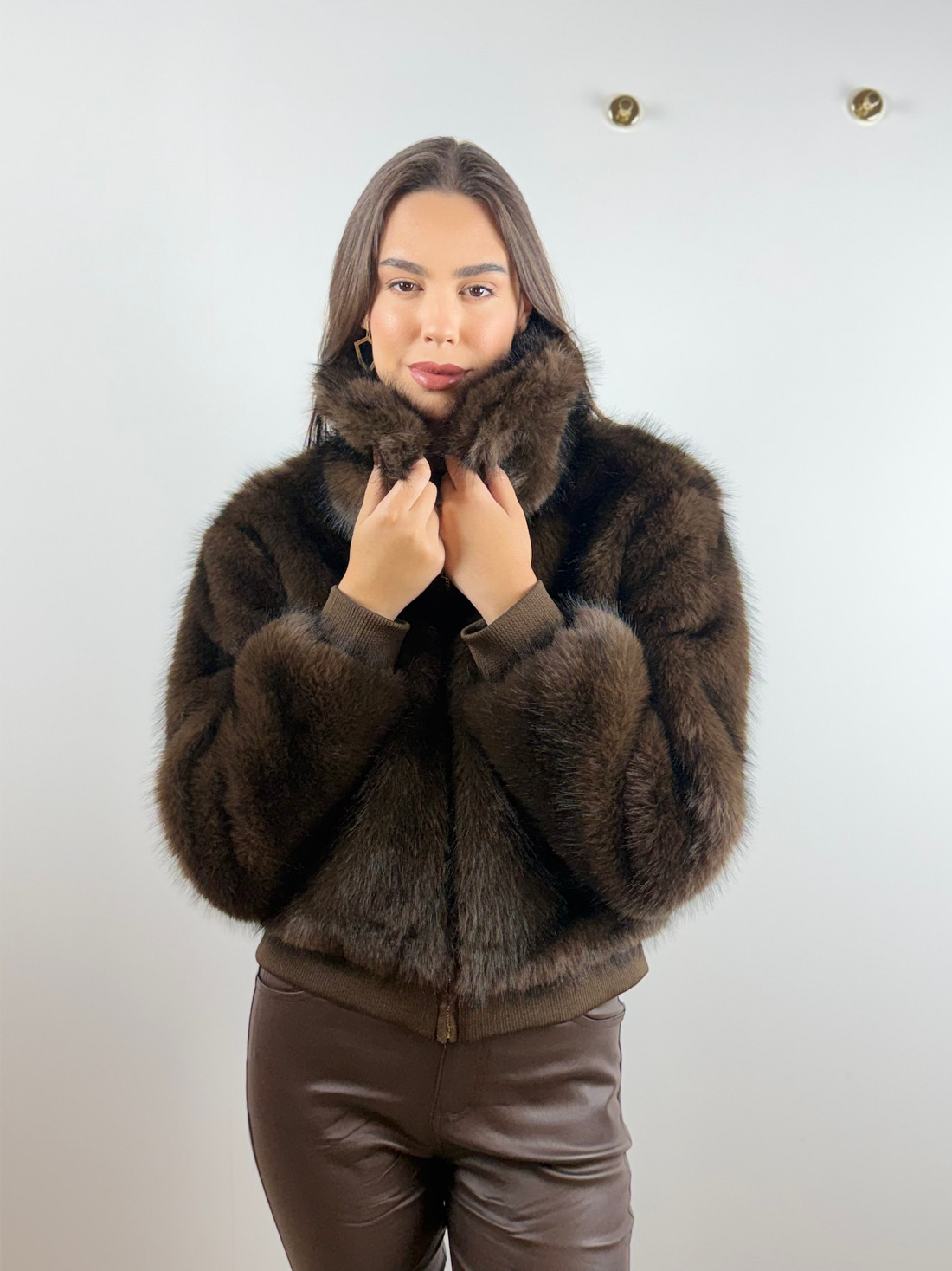 Casaco de pelo com bolsos marrom Casaco de pelo com bolsos marrom