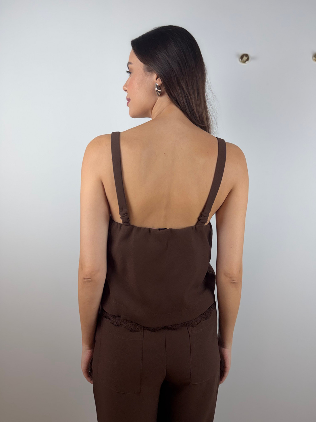 Blusa de crepe marrom detalhe renda Blusa de crepe marrom detalhe renda