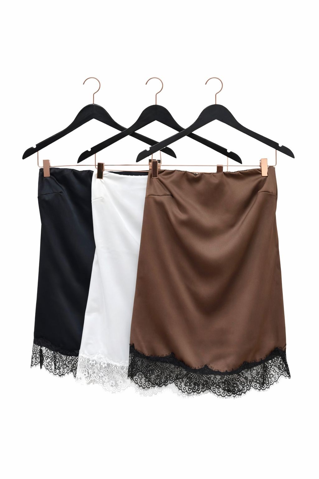 Blusa tomara que caia preta em cetim com barra de renda Blusa tomara que caia preta em cetim com barra de renda