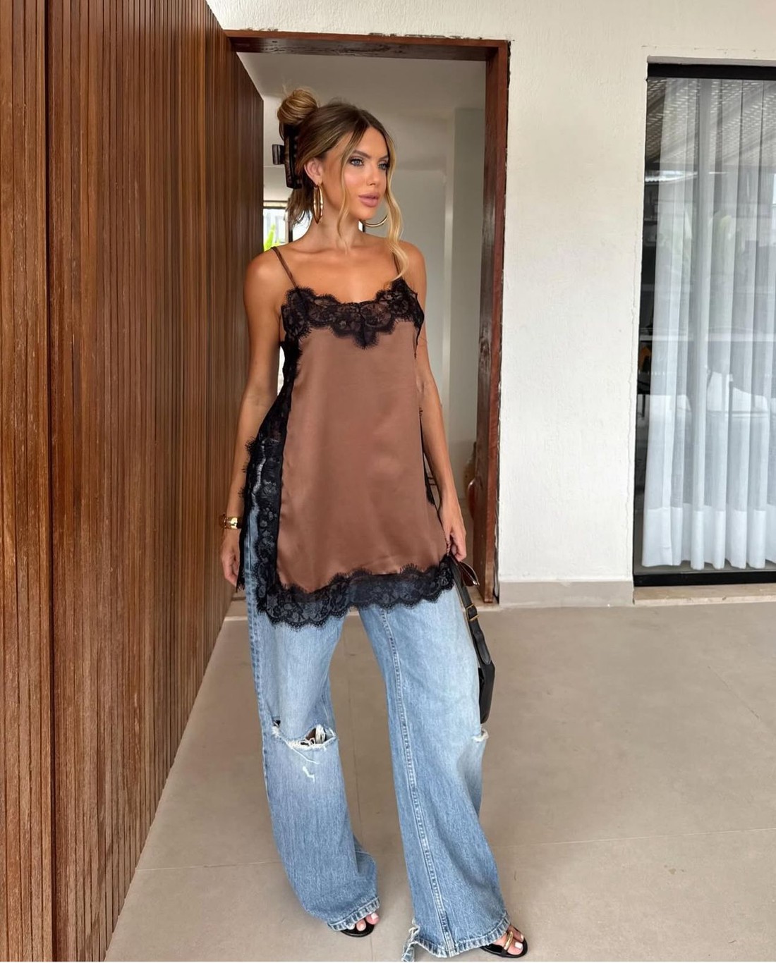 Regata cetim com detalhe em renda marrom Regata cetim com detalhe em renda marrom