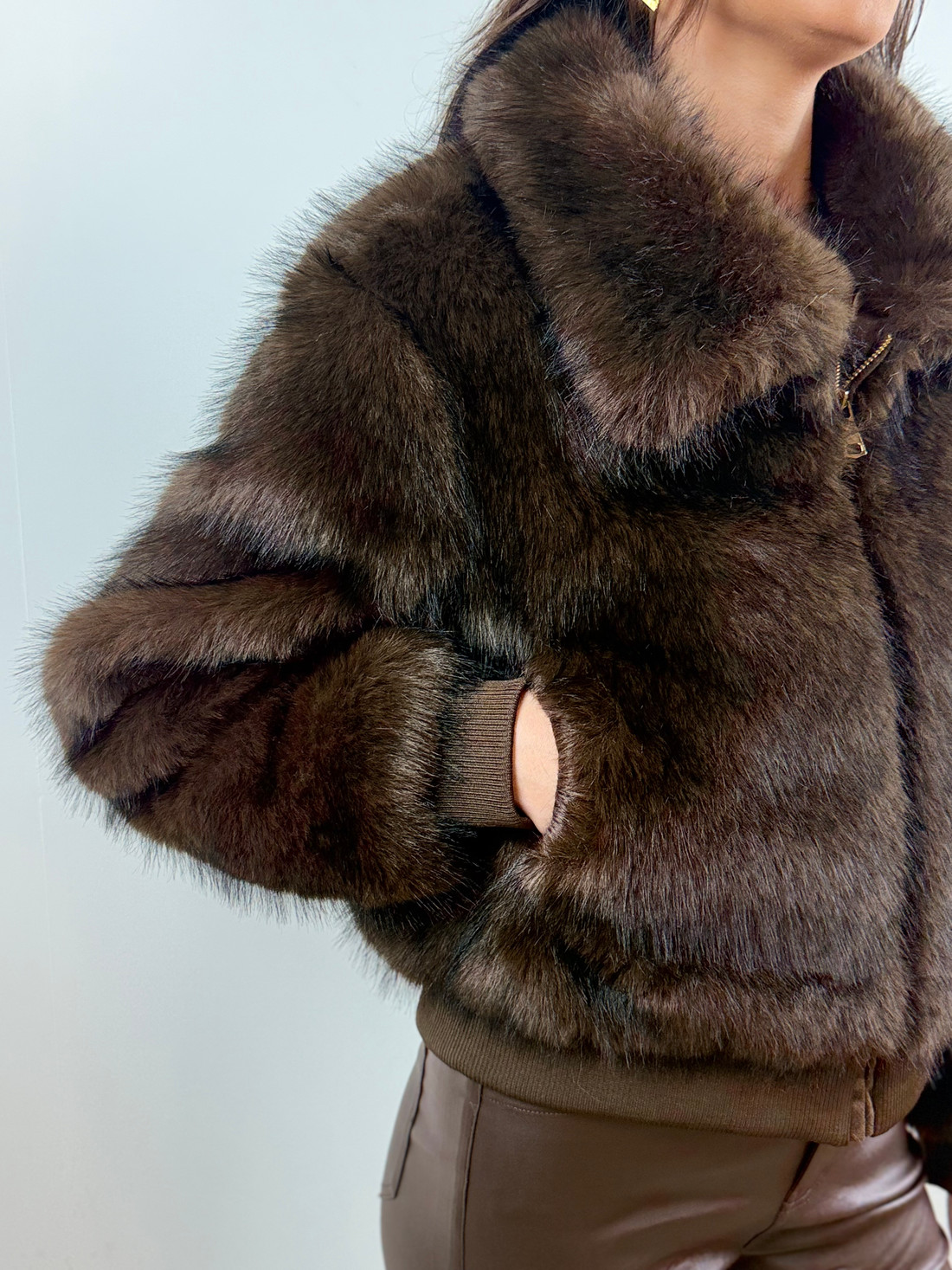 Casaco de pelo com bolsos marrom Casaco de pelo com bolsos marrom