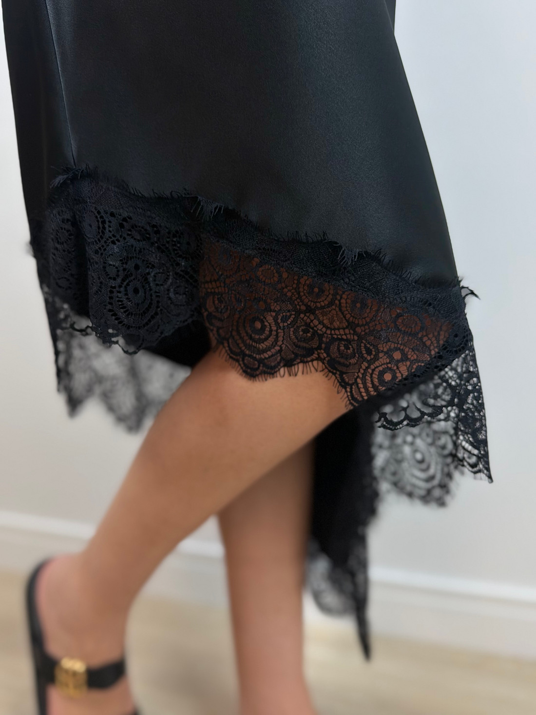 Saia preta de cetim e renda na barra Saia preta de cetim e renda na barra