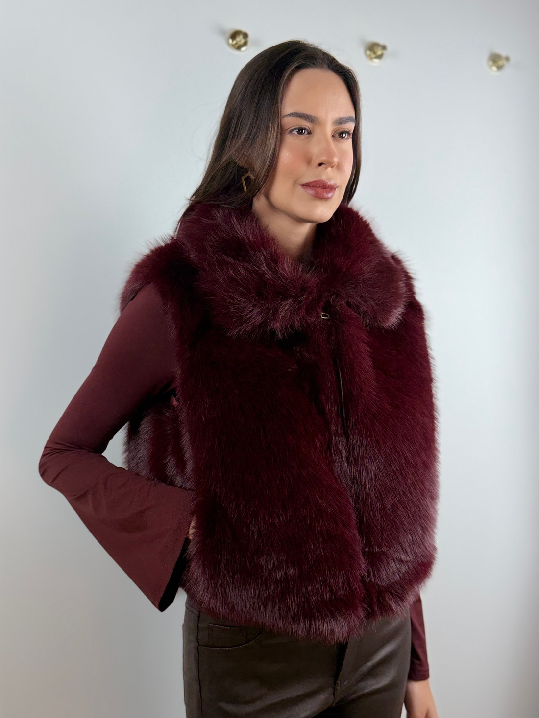 Colete de pelo com bolsos vinho Colete de pelo com bolsos vinho