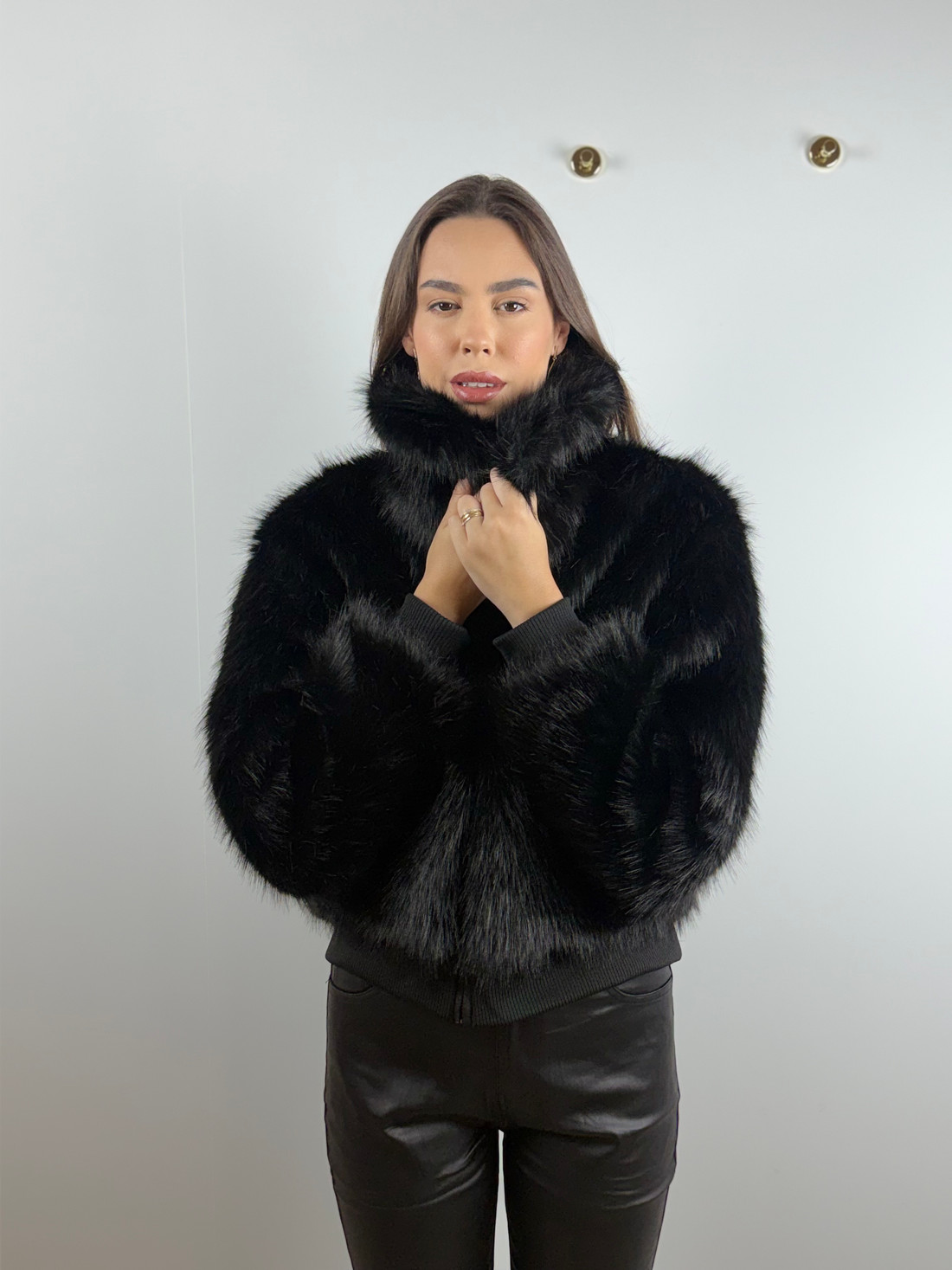 Casaco de pelo com bolsos preto Casaco de pelo com bolsos preto