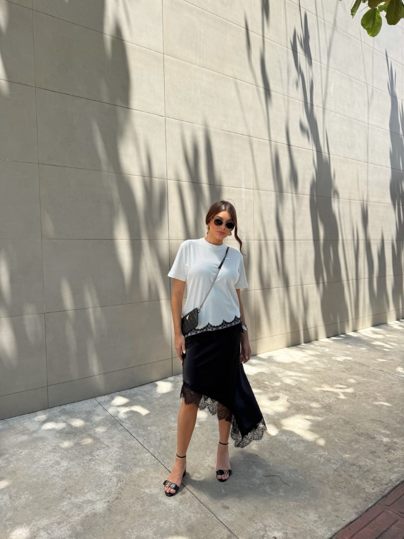 T-shirt assimétrica em malha e renda na barra off white T-shirt assimétrica em malha e renda na barra off white