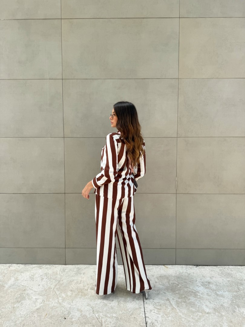 Conjunto camisa e calça listrada marrom