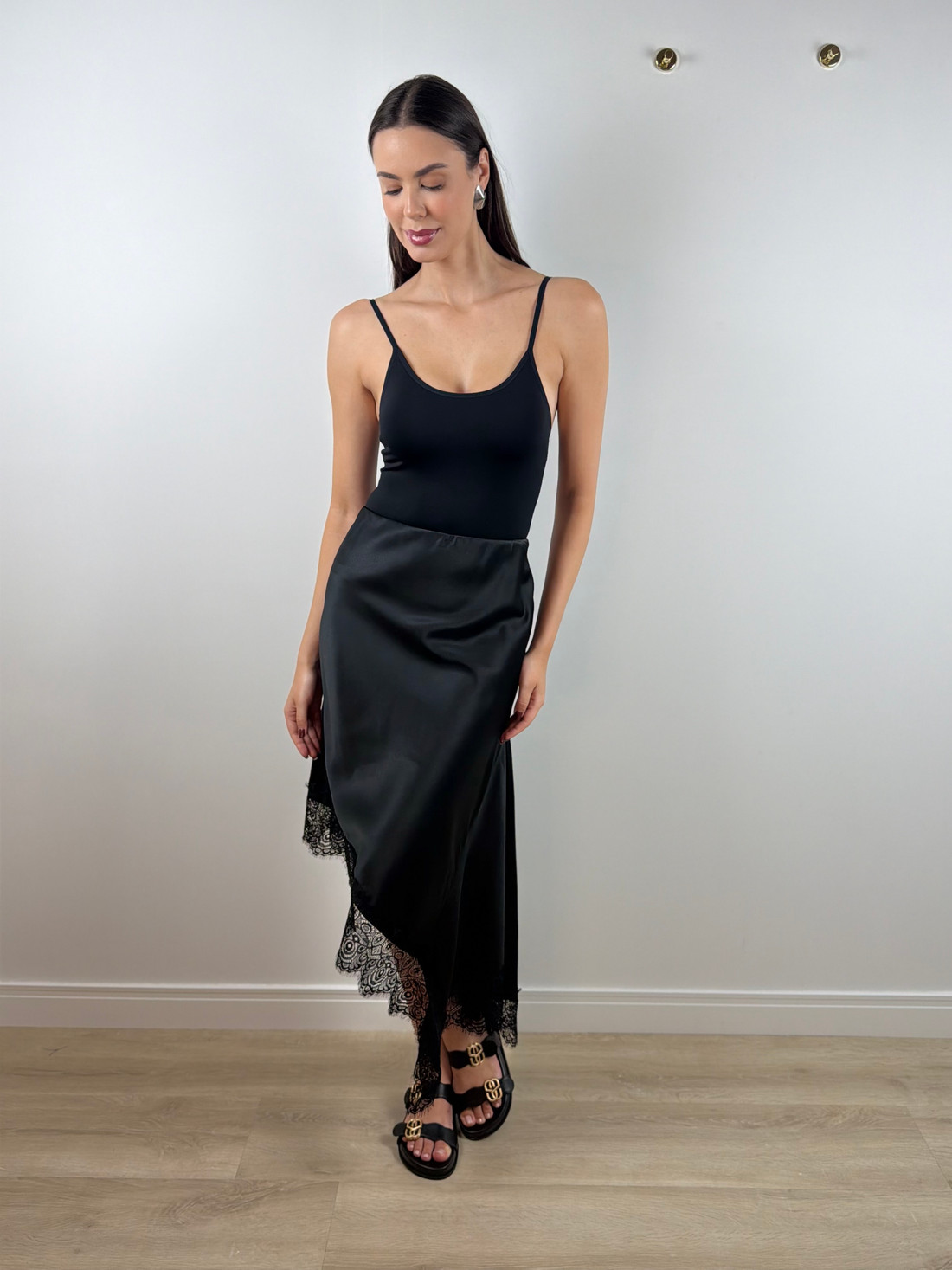 Saia preta de cetim e renda na barra Saia preta de cetim e renda na barra