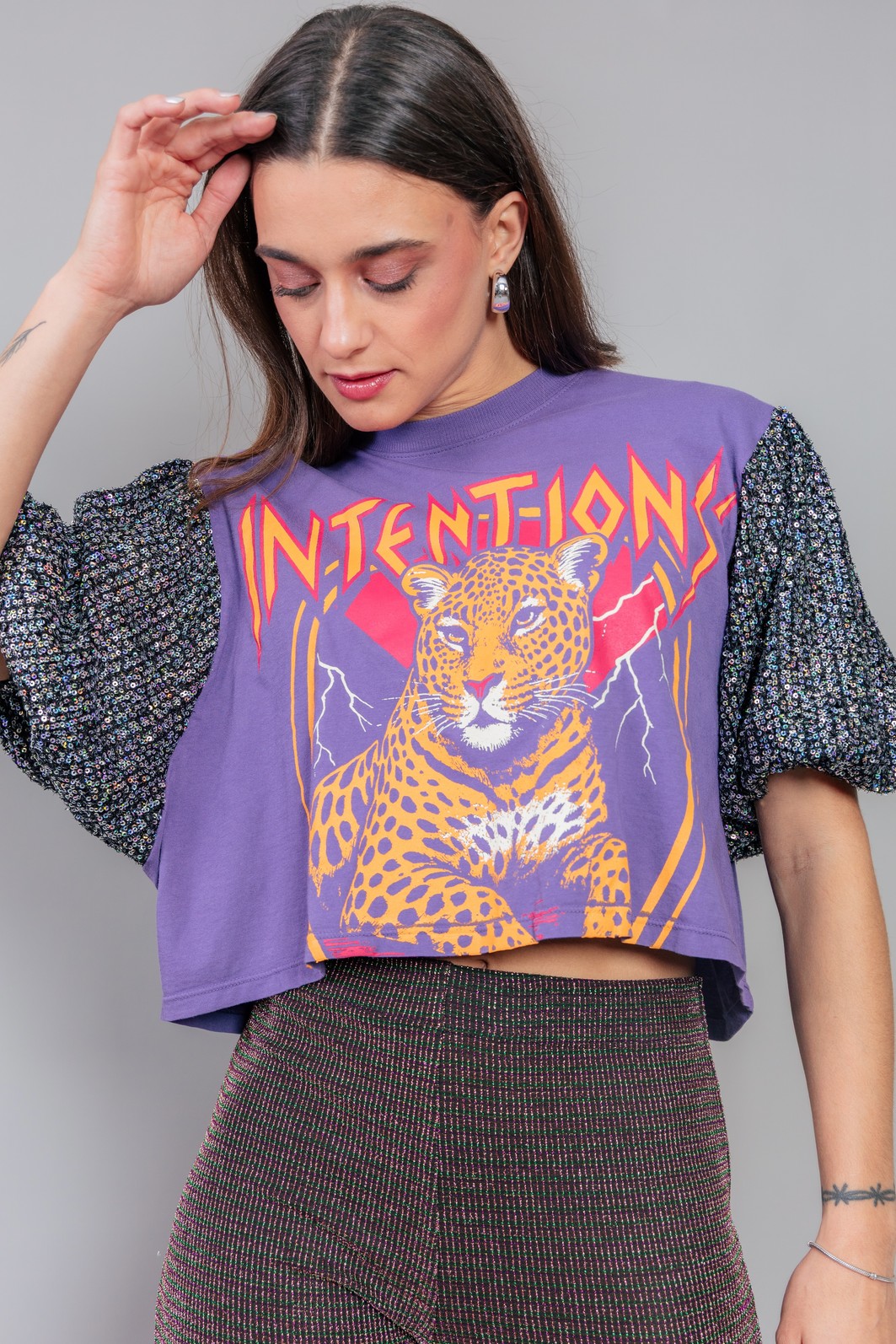 CAMISETA CROPPED ROXA COM MANGAS BUFANTES DE PAETÊ INTENTIONS CAMISETA CROPPED ROXA COM MANGAS BUFANTES DE PAETÊ INTENTIONS