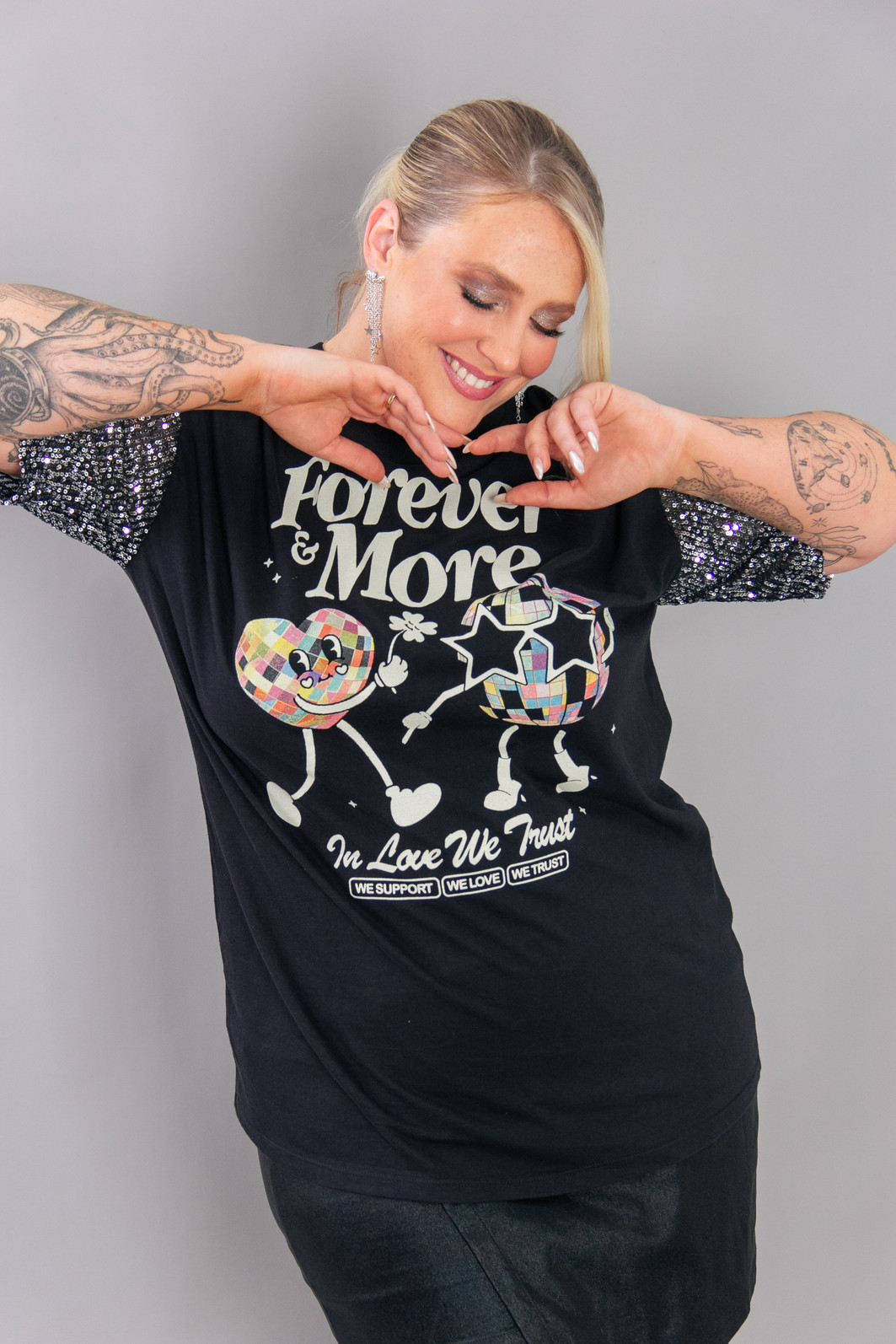 CAMISETA T-SHIRT VINTAGE PRETA FOREVER MANGA PAETÊ PRATA CAMISETA T-SHIRT VINTAGE PRETA FOREVER MANGA PAETÊ PRATA