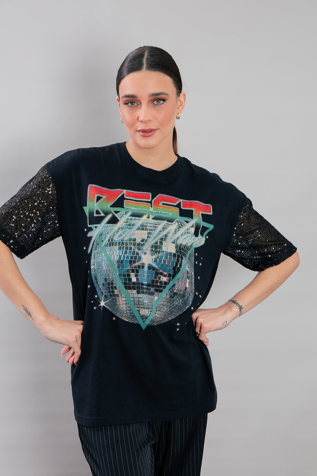 CAMISETA T-SHIRT VINTAGE PRETA COM MANGAS PAETÊS BEST CAMISETA T-SHIRT VINTAGE PRETA COM MANGAS PAETÊS BEST