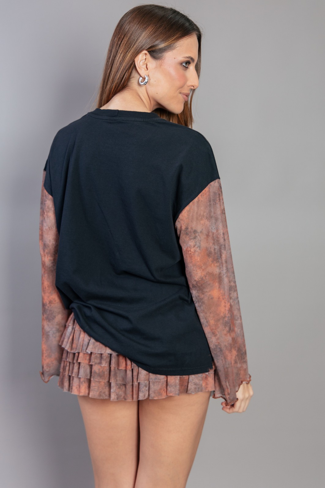 BLUSA PRETA COM MANGAS AMPLAS EM TULE ROCK BLUSA PRETA COM MANGAS AMPLAS EM TULE ROCK