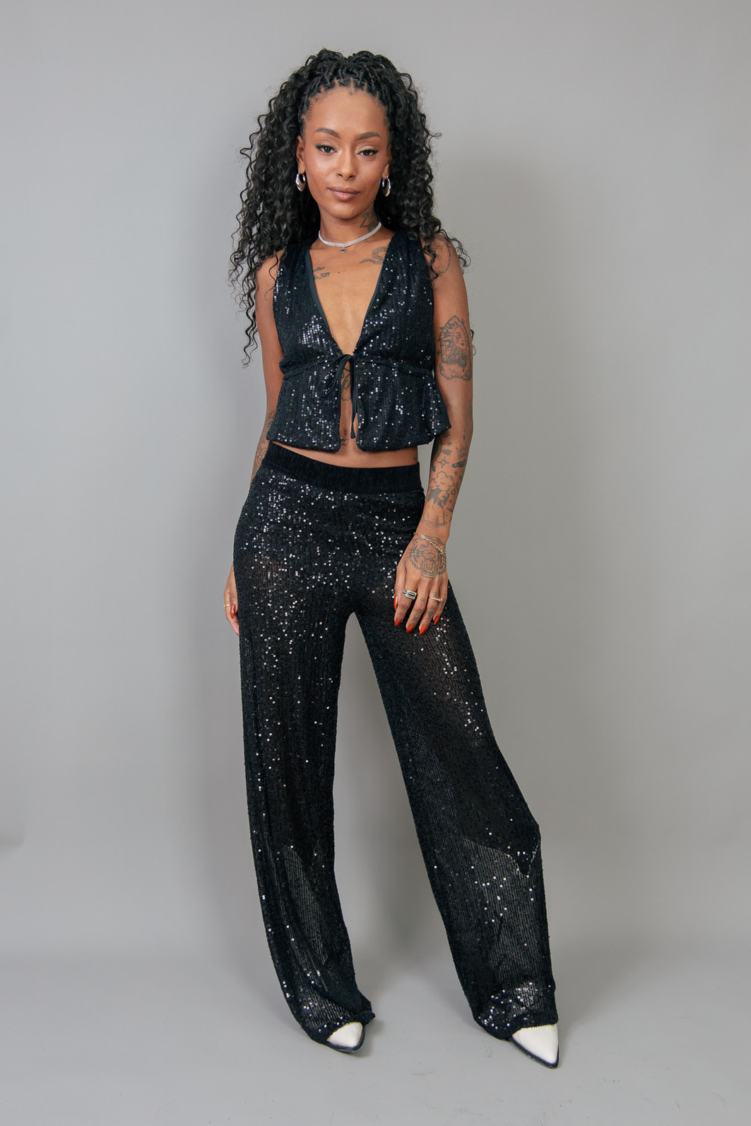 TOP CROPPED DE PAETÊS PRETO COM AMARRAÇÃO TOP CROPPED DE PAETÊS PRETO COM AMARRAÇÃO