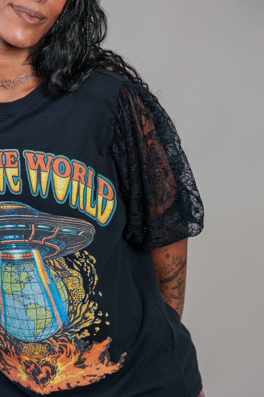 CAMISETA T-SHIRT PRETA COM MANGA DE RENDA WORLD CAMISETA T-SHIRT PRETA COM MANGA DE RENDA WORLD
