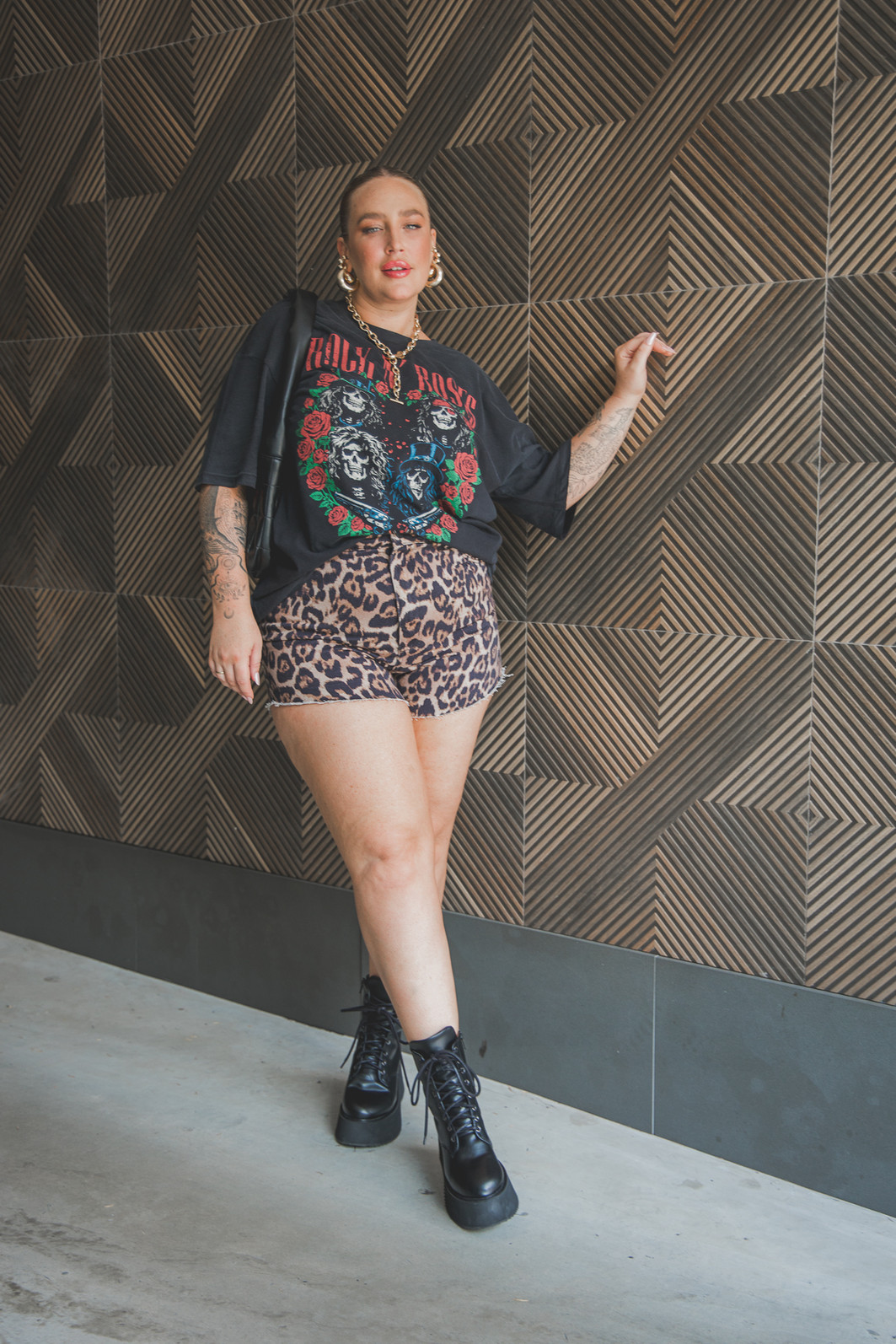 CAMISETA T-SHIRT VINTAGE PRETA ESTONADA GUNS