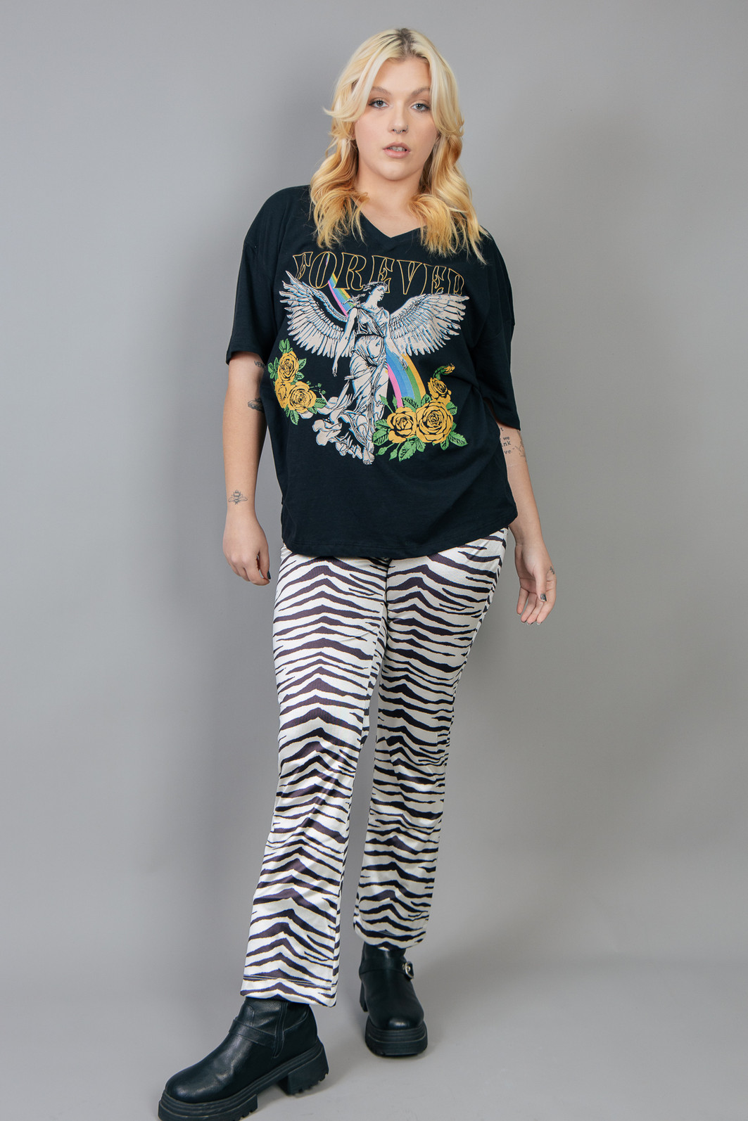 CAMISETA DECOTE V VINTAGE PRETA FOREVER