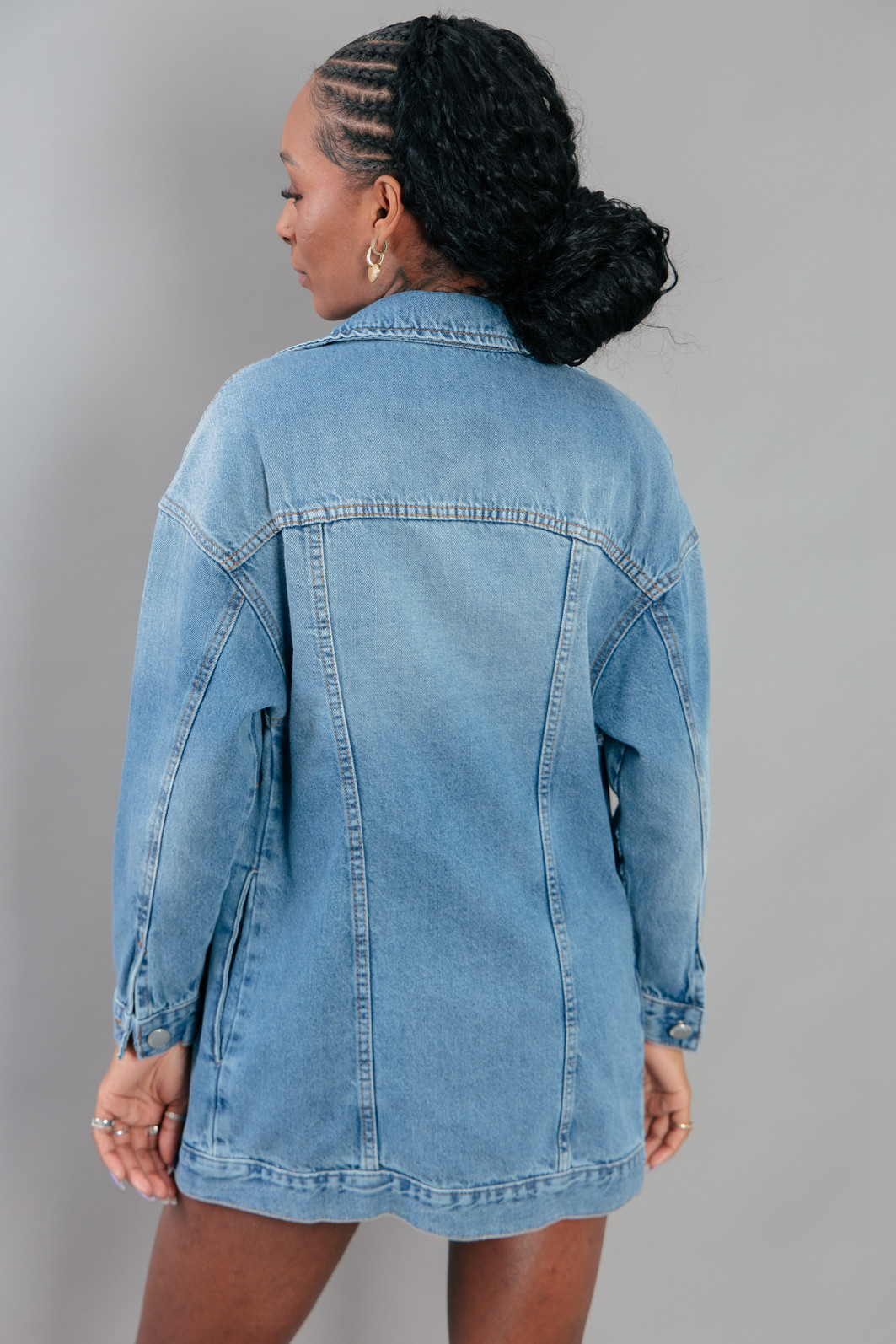 JAQUETA JEANS VINTAGE OVERSIZED COM BOTÕES JAQUETA JEANS VINTAGE OVERSIZED COM BOTÕES