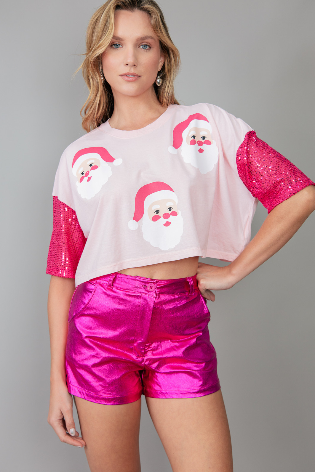 CAMISETA T-SHIRT CROPPED ROSA SANTA CLAUS COM MANGAS DE PAETÊS CAMISETA T-SHIRT CROPPED ROSA SANTA CLAUS COM MANGAS DE PAETÊS
