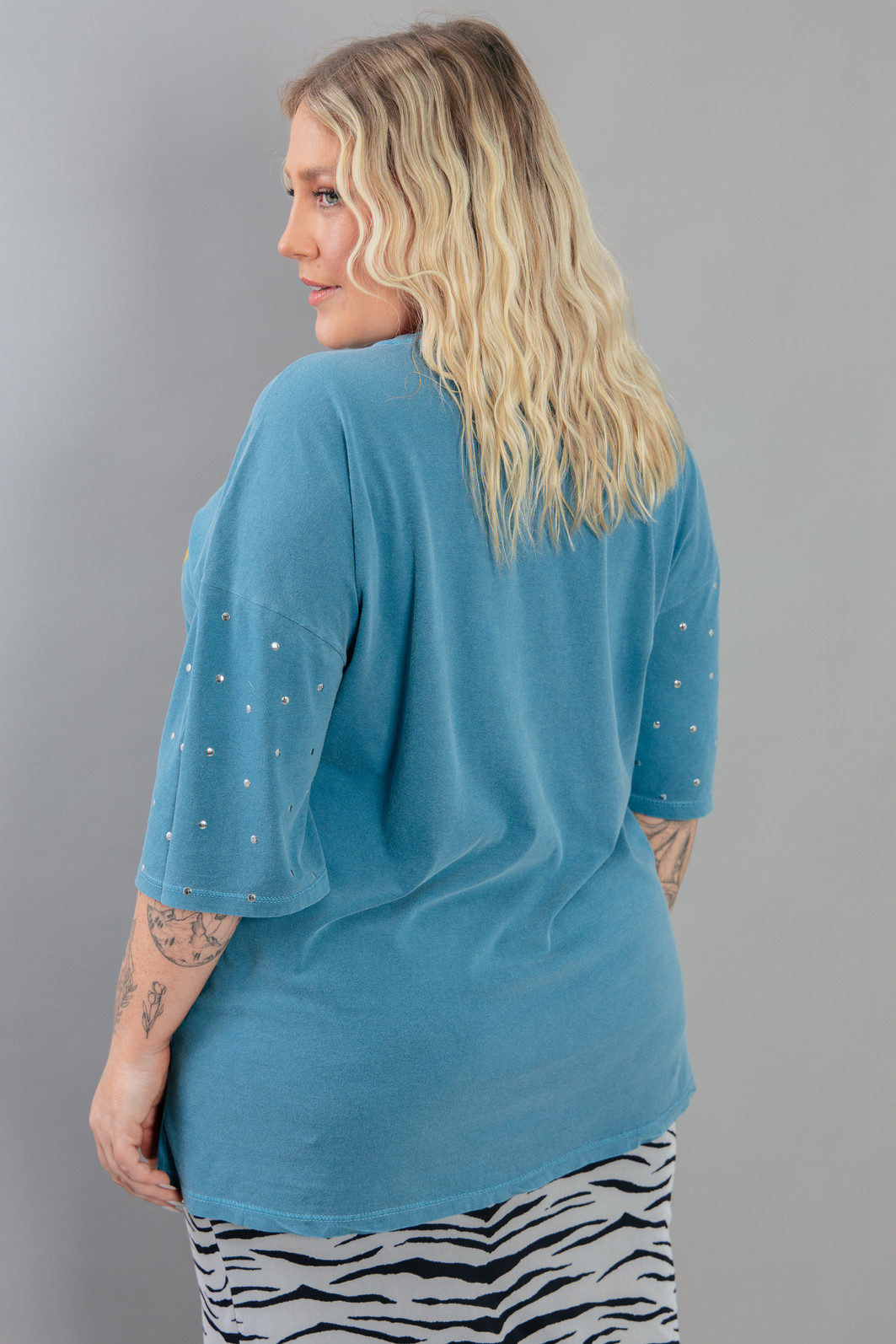 CAMISETA T-SHIRT VINTAGE AZUL COM TACHAS NA MANGA JUST KEEP CAMISETA T-SHIRT VINTAGE AZUL COM TACHAS NA MANGA JUST KEEP