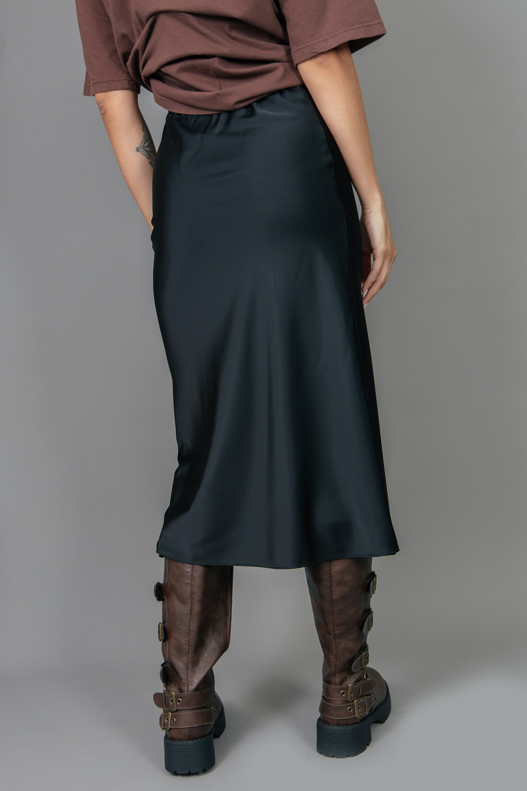 SAIA MIDI DE CETIM SEM FORRO PRETA SAIA MIDI DE CETIM SEM FORRO PRETA