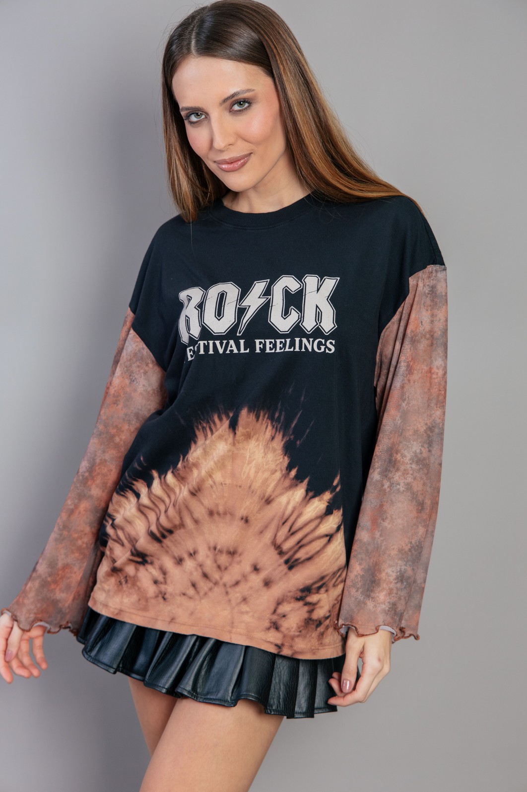 BLUSA PRETA COM MANGAS AMPLAS EM TULE ROCK BLUSA PRETA COM MANGAS AMPLAS EM TULE ROCK