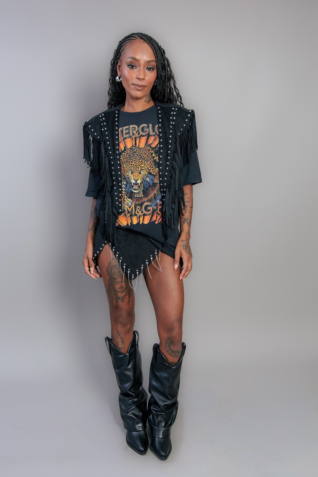 SHORT SAIA PRETO DE SUEDE COM METAIS FRENTE SHORT SAIA PRETO DE SUEDE COM METAIS FRENTE