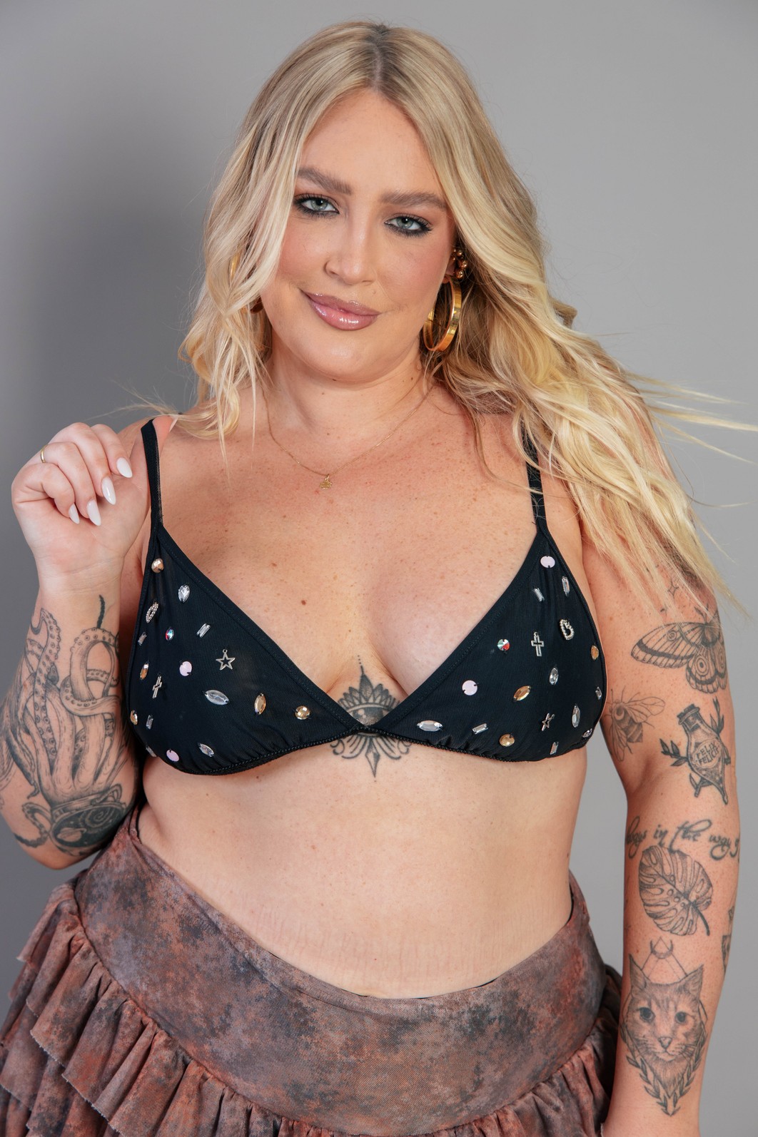 TOP DE TULE PRETO COM APLIQUES E PINGENTES TOP DE TULE PRETO COM APLIQUES E PINGENTES